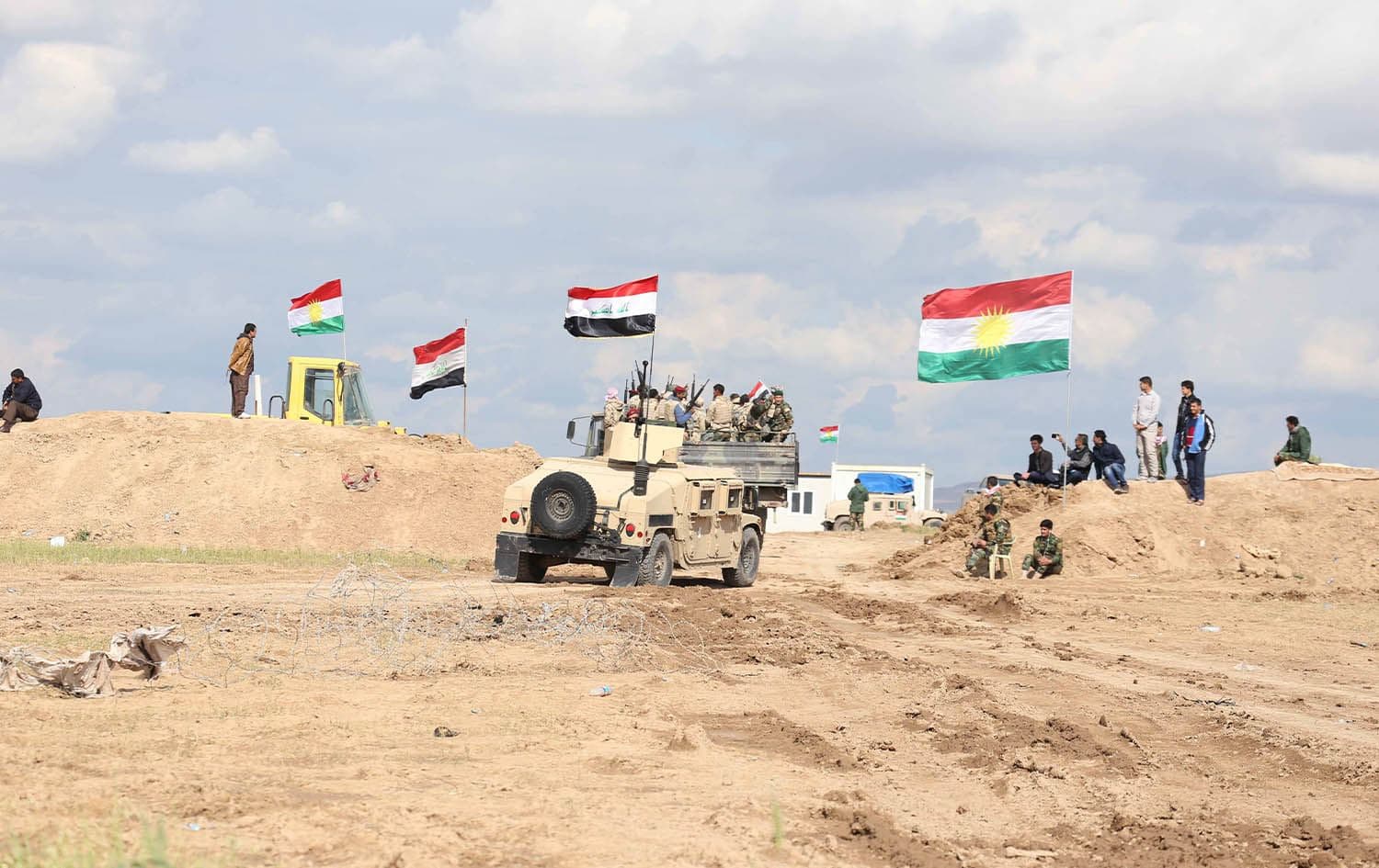 سوپای عێراق و هێزەکانی پێشمەرگە لە سنووری قەزای مەخموور لەکاتی شەڕی داعشدا. وێنە: رووداو