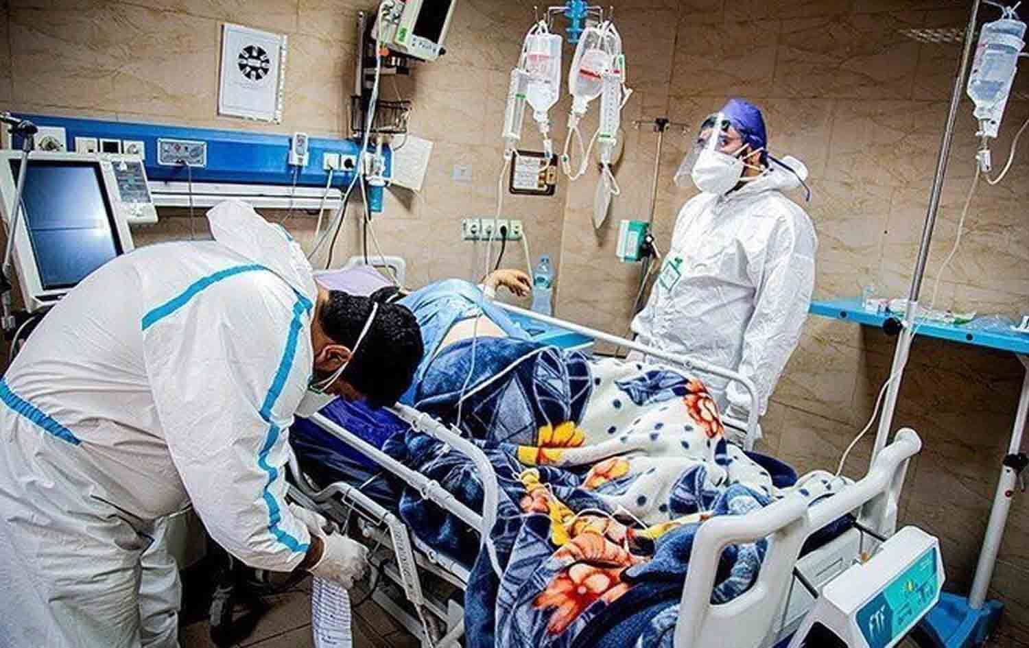 دوو پزیشک لە نەخۆشخانەیەکی ئێران. وێنە: میدیای فەرمیی ئێران