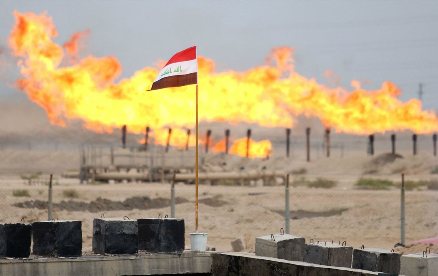 Excess gas burnt off at a pipeline in the oil refinery of Zubair, southwest of Basra in southern Iraq, on March 3, 2016. Photo: AFP.