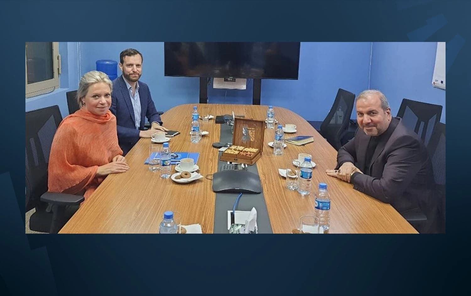 محەممەد کازم ئال سادق، باڵیۆزی ئێران لە بەغدا لەگەڵ جینین پلاسخارت، نوێنەری تایبەتی نەتەوە یەکگرتووەکان لە عێراق