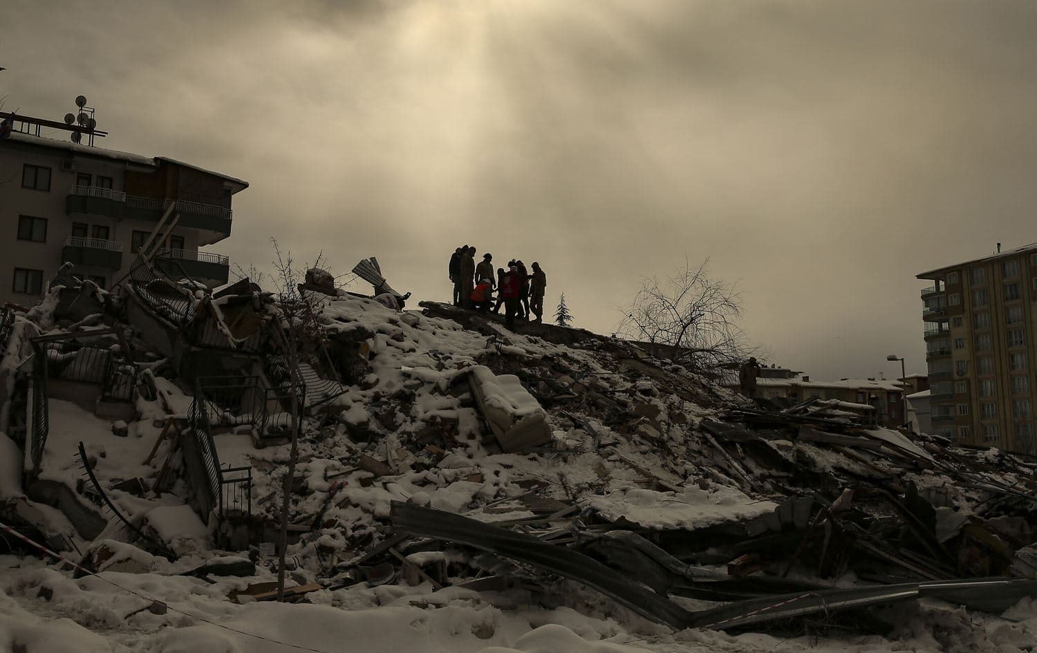 People try to reach survivors trapped under the debris of a collapsed building in Malatya, Turkey, Tuesday, Feb. 7, 2023. Photo: AP