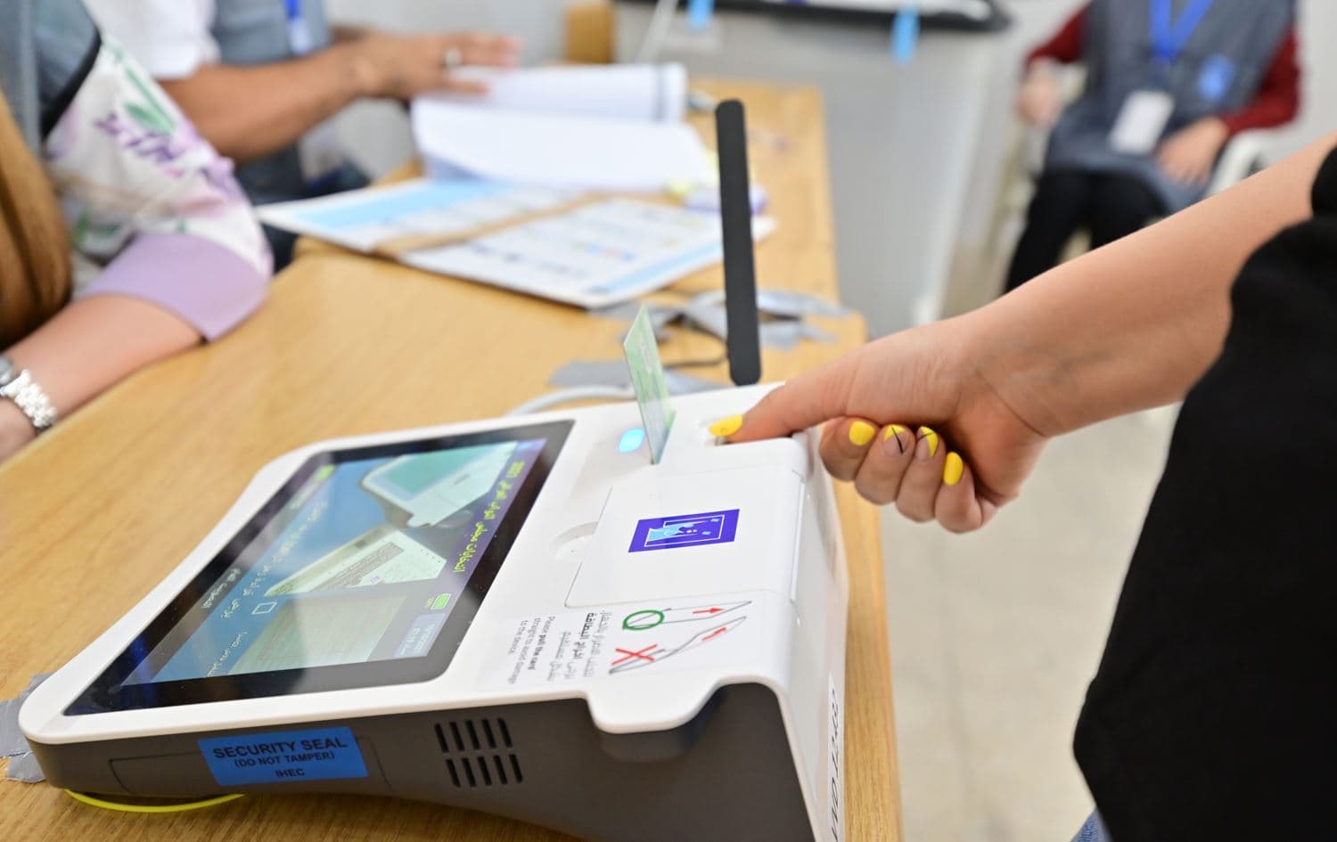 A woman scans her thumb to vote during Iraq’s parliamentary elections in Erbil on October 10, 2021. Photo: Bilind T. Abdullah/Rudaw