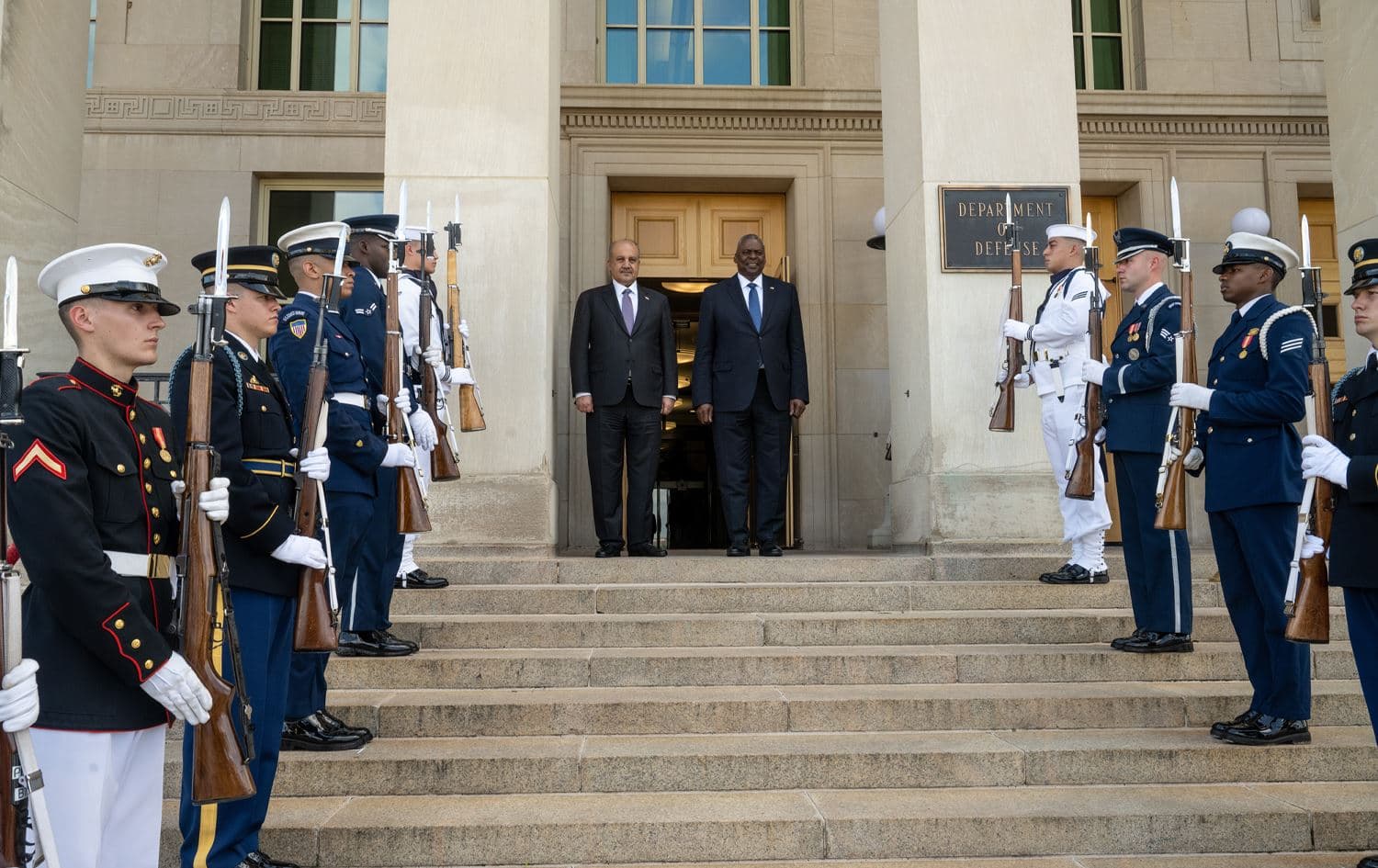 US Defense Secretary Lloyd Austin (right) hosts an honor cordon following meetings with Iraqi Defense Minister Thabet Muhammad al-Abbasi (left) at the Pentagon on August 7, 2023. Photo: Air Force Tech. Sgt. Jack Sanders/US Department of Defense