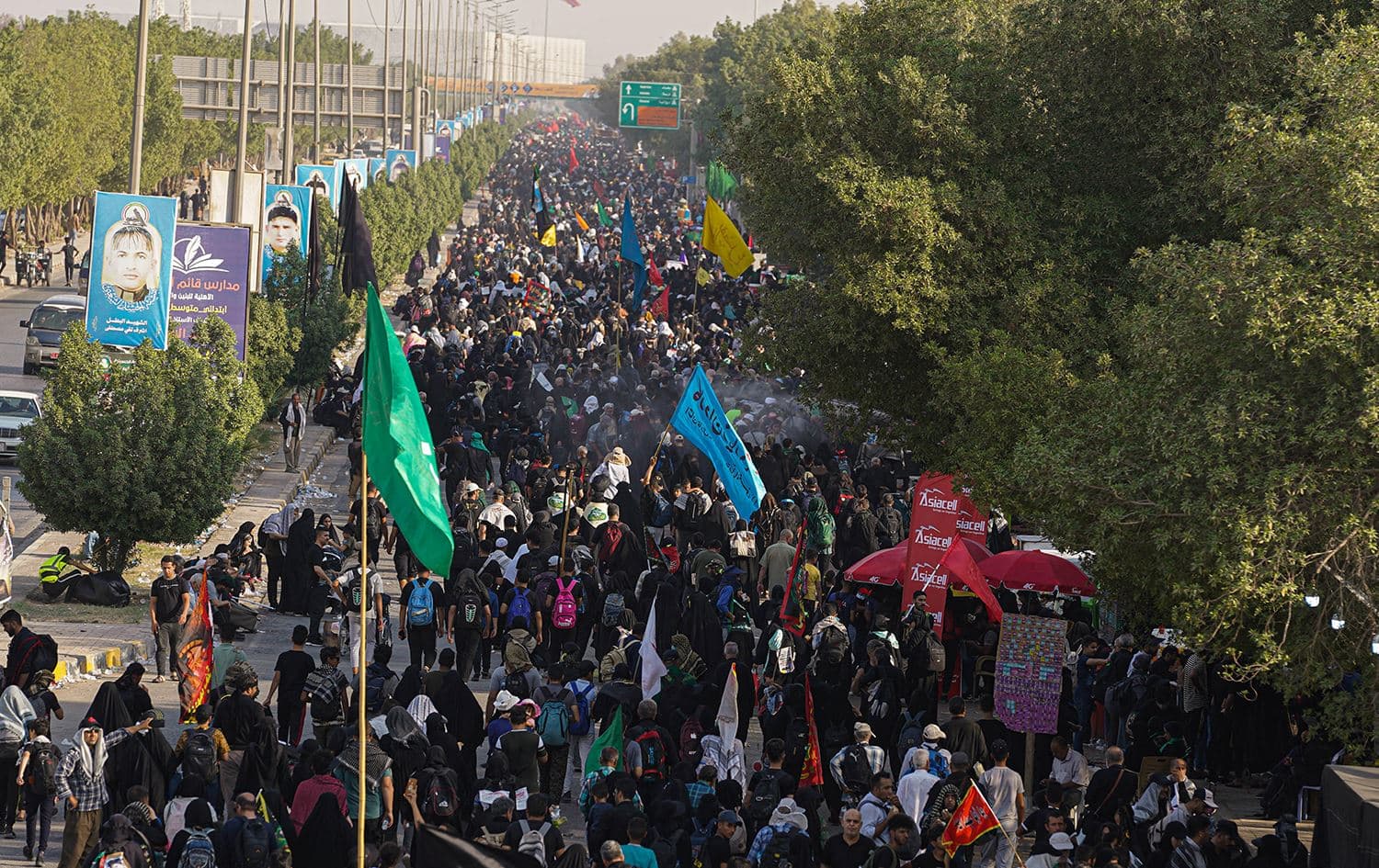 Pilgrims walk in the central Iraqi city of Najaf toward Karbala, to take part in the Arbaeen, on September 11, 2022. Photo: Ali Najafi/AFP