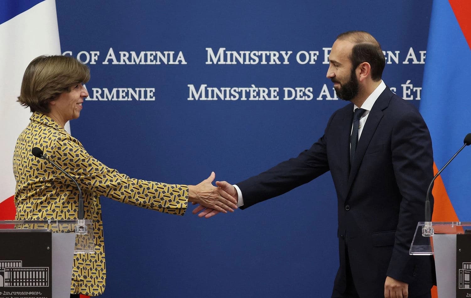 Fransa Dışişleri Bakanı Catherine Colonna ve Ermeni mevkidaşı Ararat Mirzoyan, 3 Ekim 2023'te Erivan'da yaptıkları görüşmelerin ardından ortak basın toplantısı sonunda el sıkışırken. (Fotoğraf: ALAIN JOCARD / AFP)