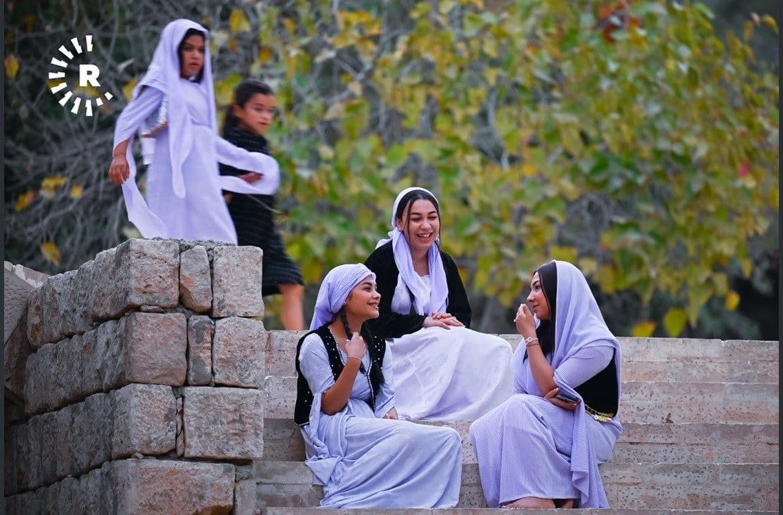 ژمارەیەک کچە کوردی ئێزدی لە پەرستگەی لالش لە جەژنی جەممای رابردوو، وێنە: بڵند تاهیر - رووداو