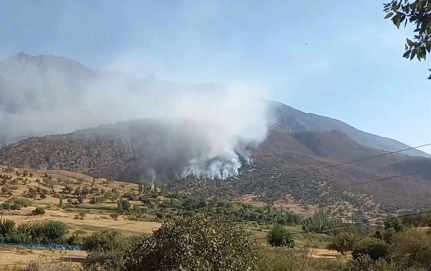 دیمەنی بۆردوومانێکی مانگی ئەیلوولی فڕۆکە جەنگییەکانی تورکیا بۆسەر پەکەکە لە سنووری دهۆک. وێنە: رووداو