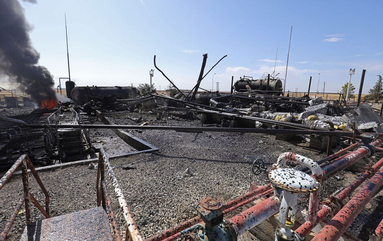 The aftermath of a Turkish strike on the Babasi oil facility in the countryside of al-Qahtaniyah in Rojava on October 6, 2023. Photo: AFP