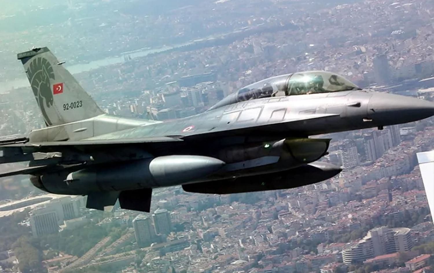 A Turkish army jet fighter escorts the plane of Turkey's President Recep Tayyip Erdogan as he arrives at the new airport in Istanbul, Saturday, September 22, 2018. Photo: AP