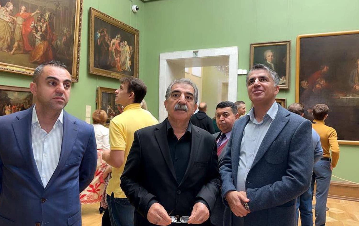 وەزیری رۆشنبیری و لاوانی حکومەتی هەرێمی کوردستان لە گەلەری نیشتمانی 'تریتیاكۆڤ'