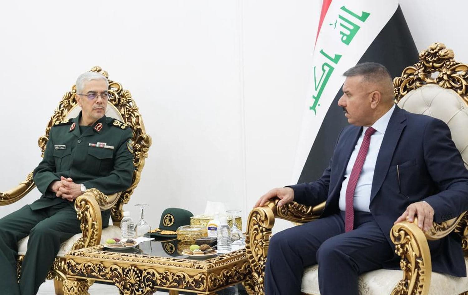 İran Genelkurmay Başkanı Tümgeneral Muhammed Hüseyin Bagheri (Solda), Irak İçişleri Bakanı Abdulemir Kamil Şemmeri ile bir araya geldi.