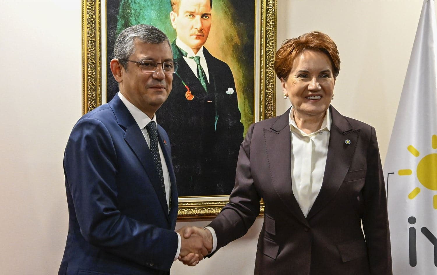 Republican People's Party (CHP) Chair Ozgür Ozel (left) shakes hands with IYI Party leader Meral Aksener in Ankara, November 30, 2023. Photo: AA