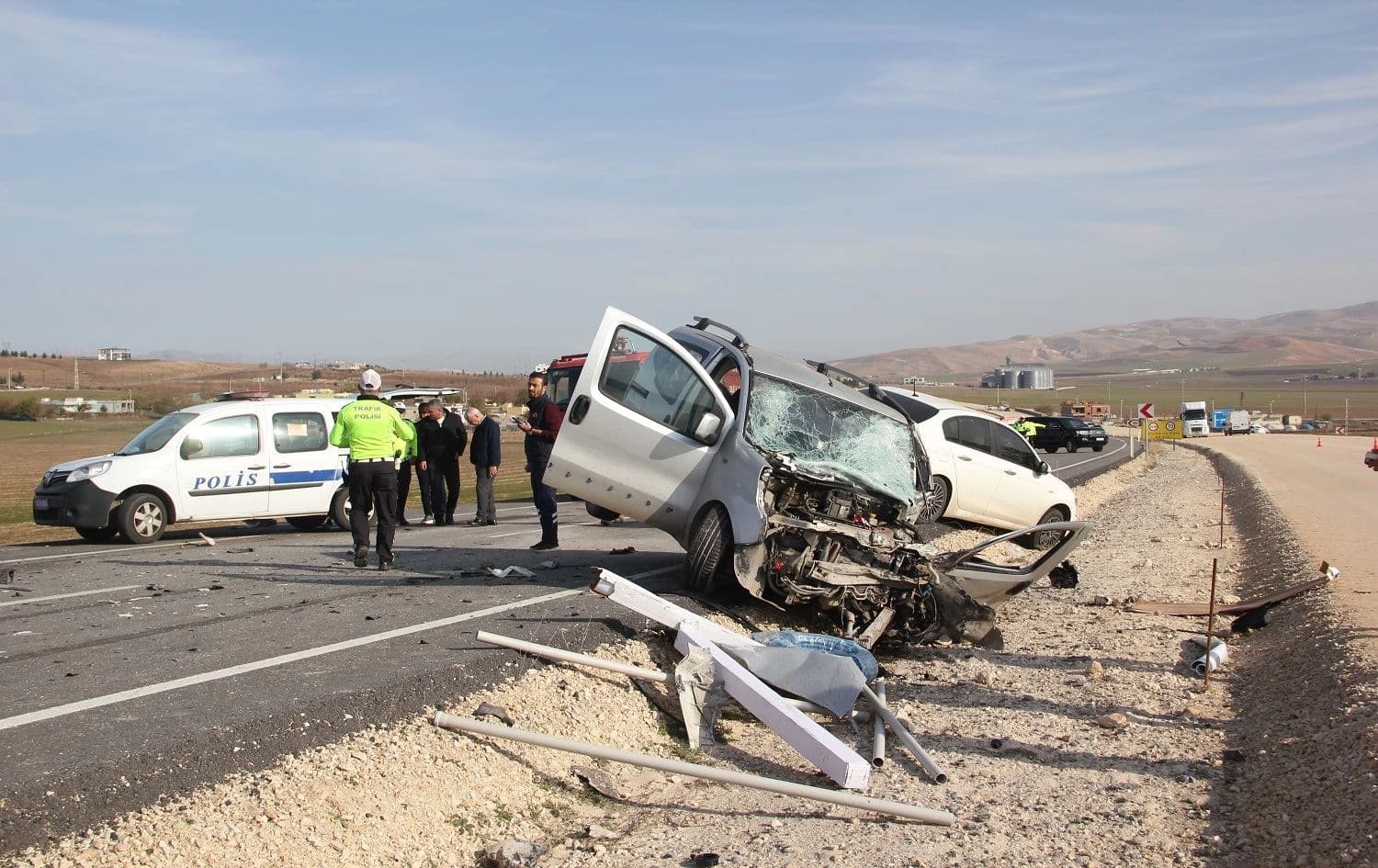 Li ser rêya Sêrt û Êlihê 3 otomobîl li hev qelibîn