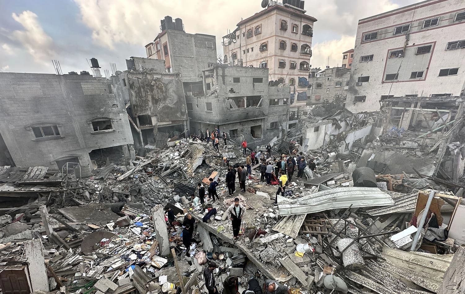 Gazze'de İsrail saldırılarında yıkılan binalar. / AA