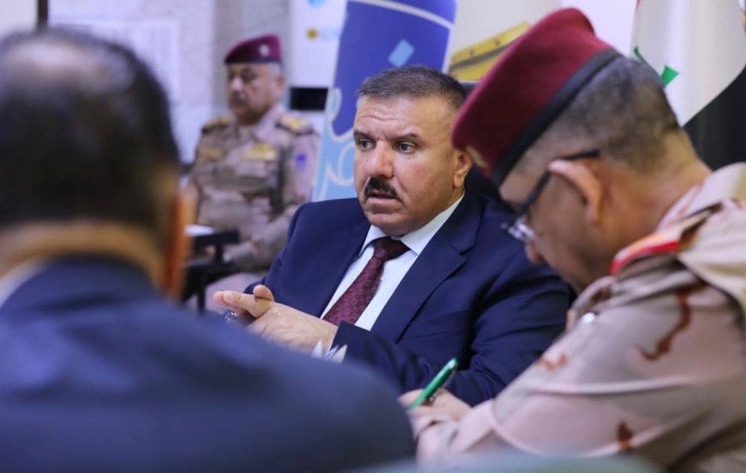 دیمەنێکی کۆبوونەوەی ئەمڕۆی وەزیری ناوخۆی عێراق لەگەڵ فەرماندەکانی ئۆپەراسیۆنە هاوبەشەکان سەبارەت بە بەڕێوەچوونی هەڵبژاردن