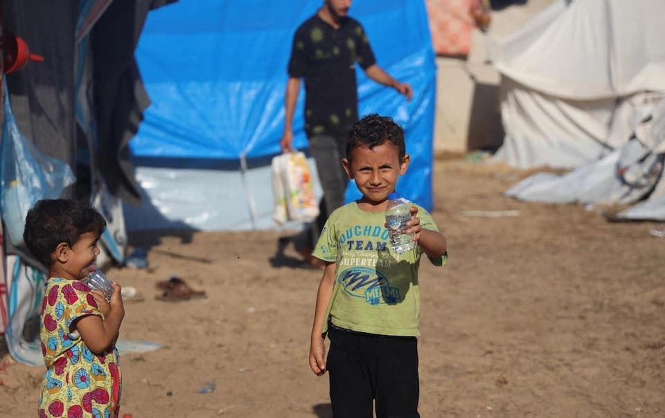 دوو منداڵ لە کەمپێکی کەرتی غەززە. وێنە: UNICEF