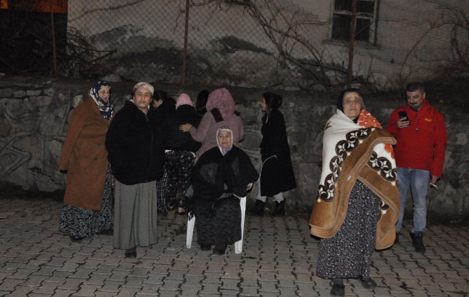 Yüksekova'da deprem sonrası vatandaşlar dışarıda bekledi / AA