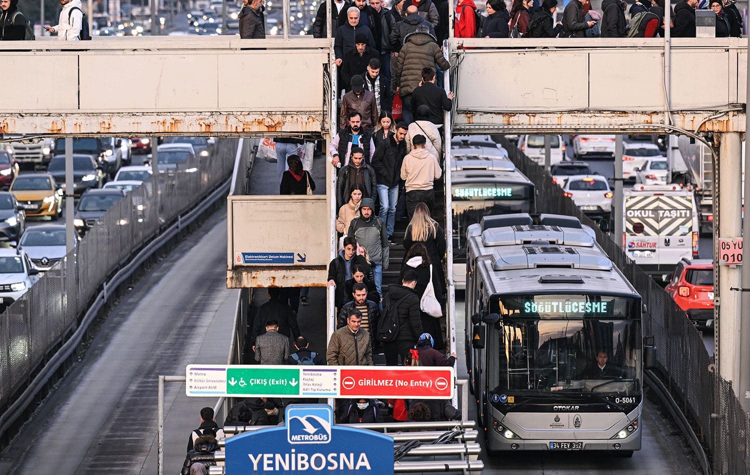 Metrobüste yaşanan yoğunluğu gösteren bir kare / AA/ Arşiv