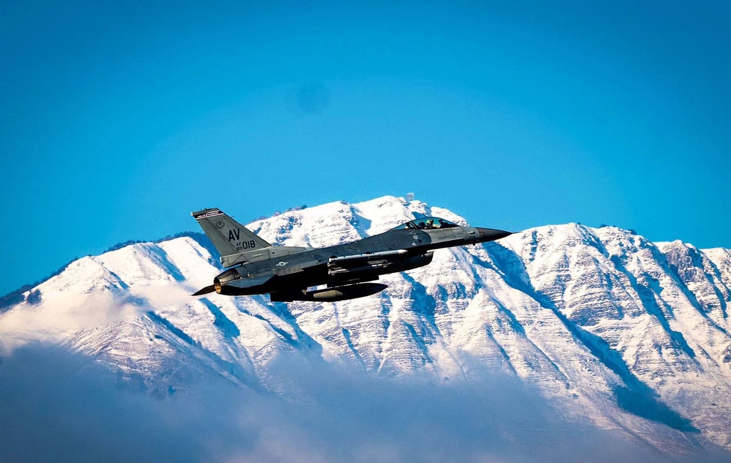 Bir F-16 savaş uçağı / AA