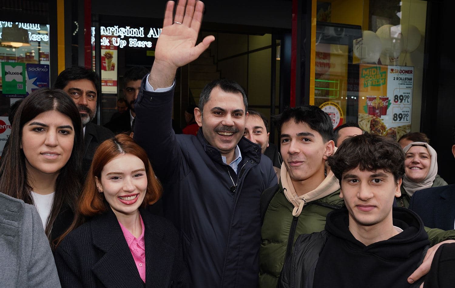 Murat Kurum Beşiktaş'ta halkla bir araya geldi.