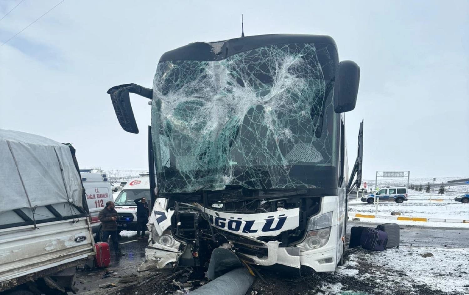Otobûsa rêwiyan û kamyonetek li Xaçerêya Suvarê ya Tutaxê li hev qelibîn / Wêne: AA