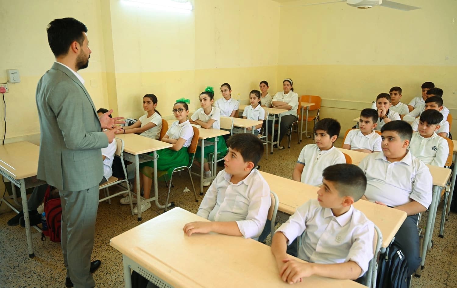 مامۆستایەک لە قوتابخانەیەکی هەولێر وانە دەڵێتەوە. وێنە: بڵند تاهیر - رووداو
