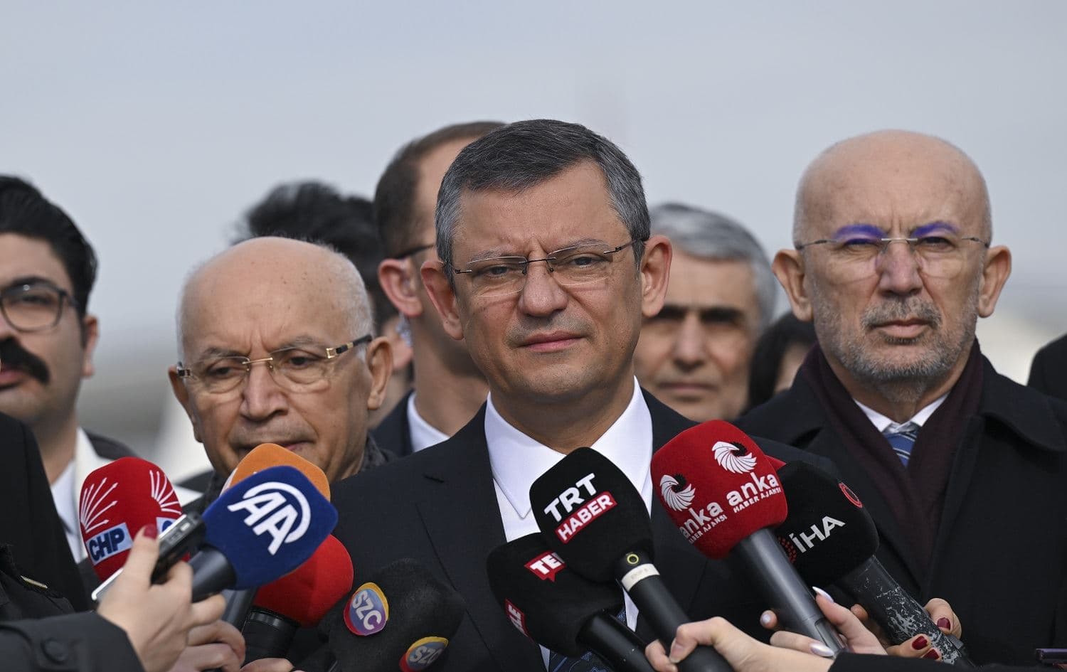 Serokê Giştî yê CHPê Ozgur Ozel bersiva pirsên rojnamegeran da / Wêne: AA