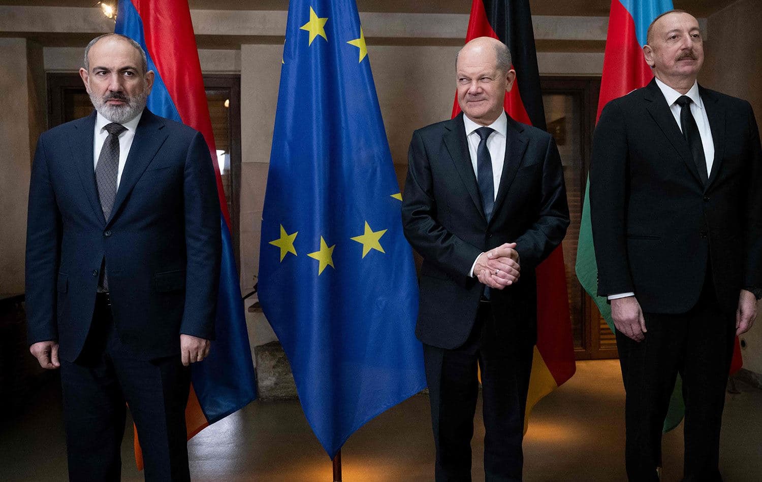 Almanya Başbakanı Olaf Scholz (ortafda), Münih Güvenlik Konferansı'nda Azerbaycan Cumhurbaşkanı İlham Aliyev (sağda) ve Ermenistan Başbakanı Nikol Paşinyan (solda) ile bir araya geldi. / AFP