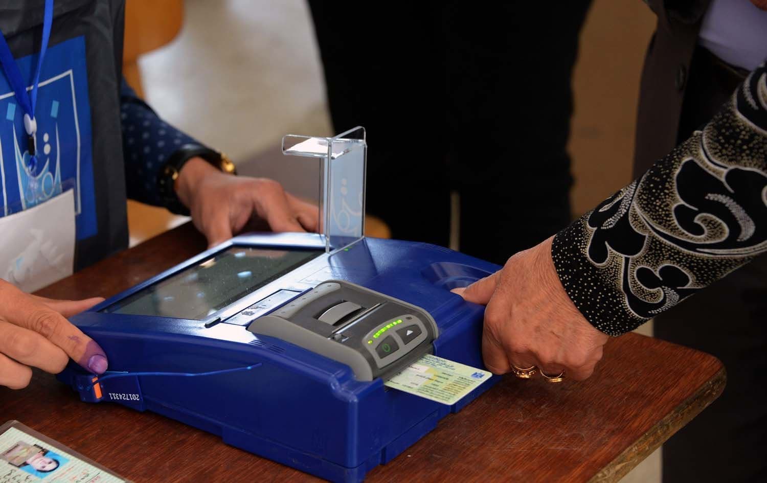 A voter casts her vote during Iraq's local elections in December 2023. Photo: Rudaw