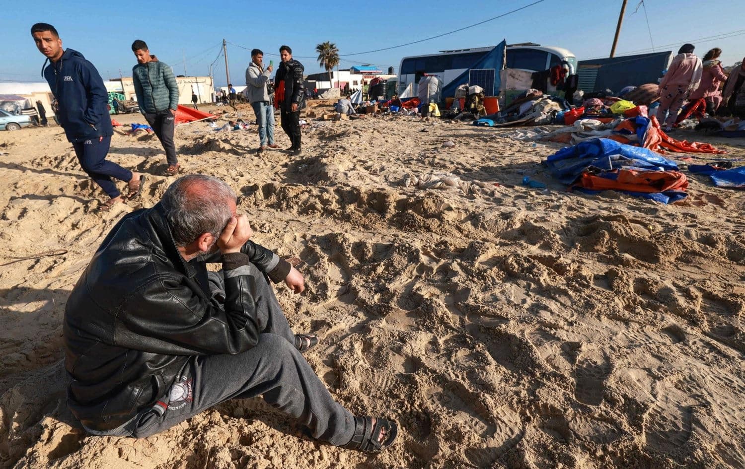 دیمەنی ئاوارەبوونی خەڵك لە خان یونسی غەززە. وێنە: MOHAMMED ABED / AFP