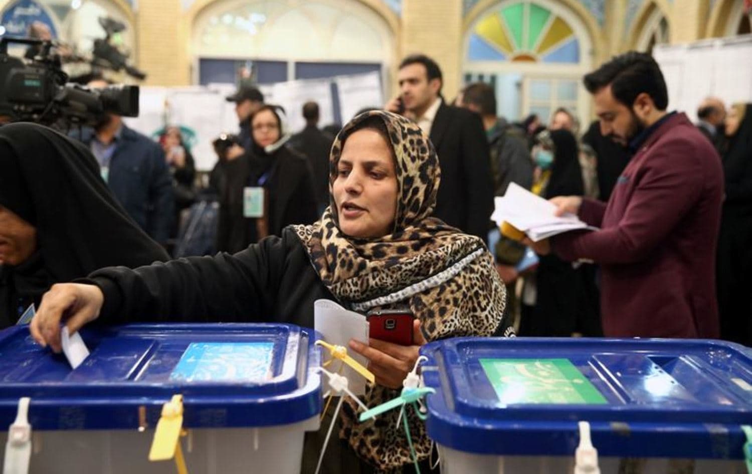 ژنێک لە تاران دەنگدەدات. وێنە: Reuters