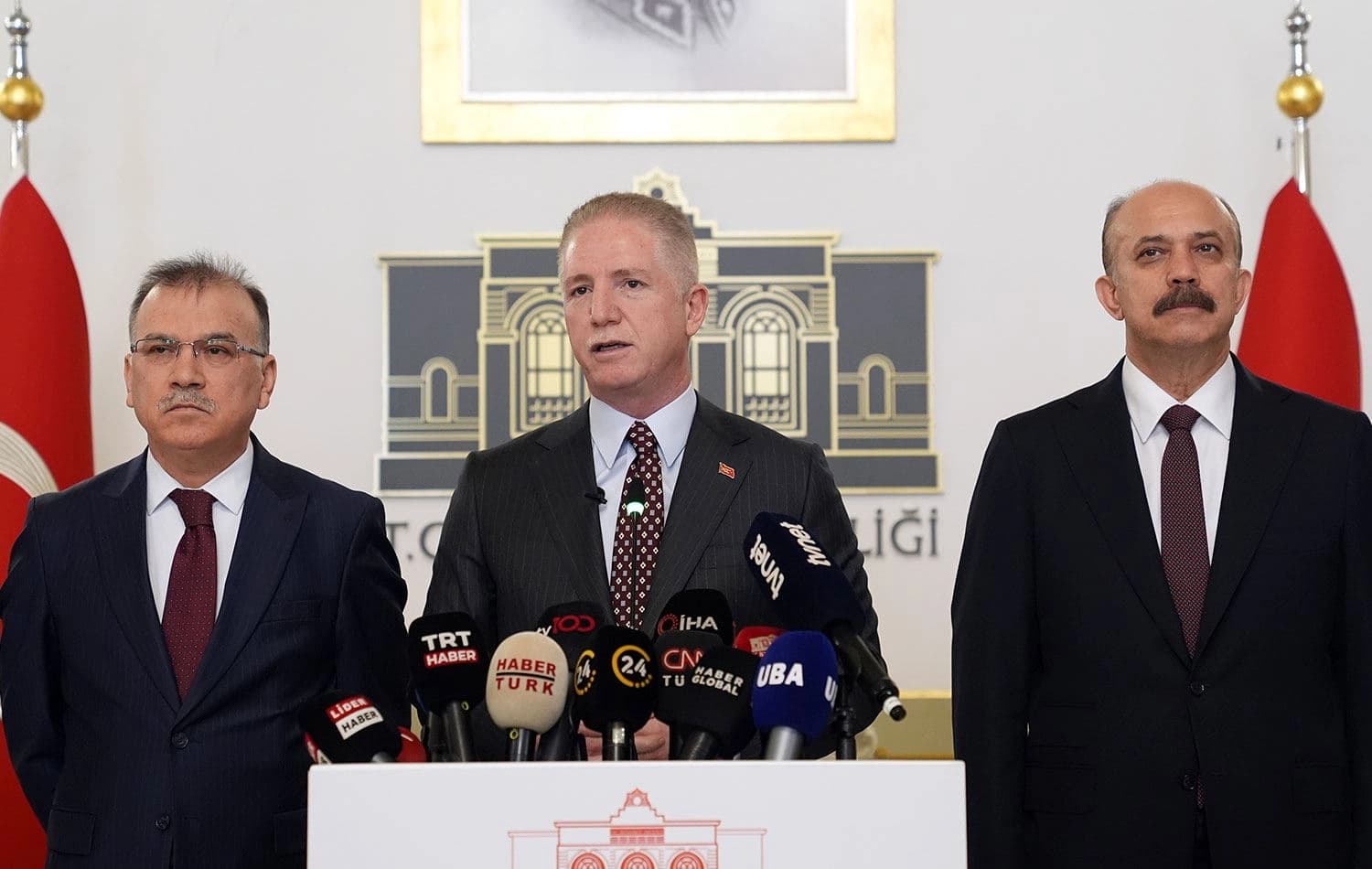 İstanbul Valisi Davut Gül (ortada) basın toplantısı düzenledi. / AA