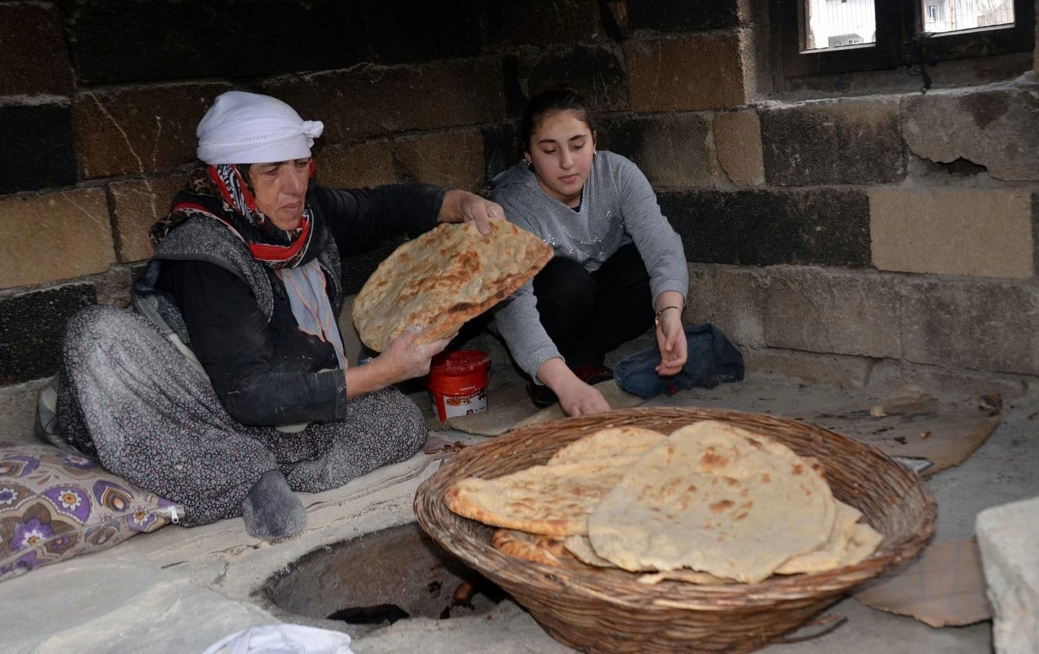 Jinên Mûşî ji bo Remezanê nanê tenûrê dipêjin