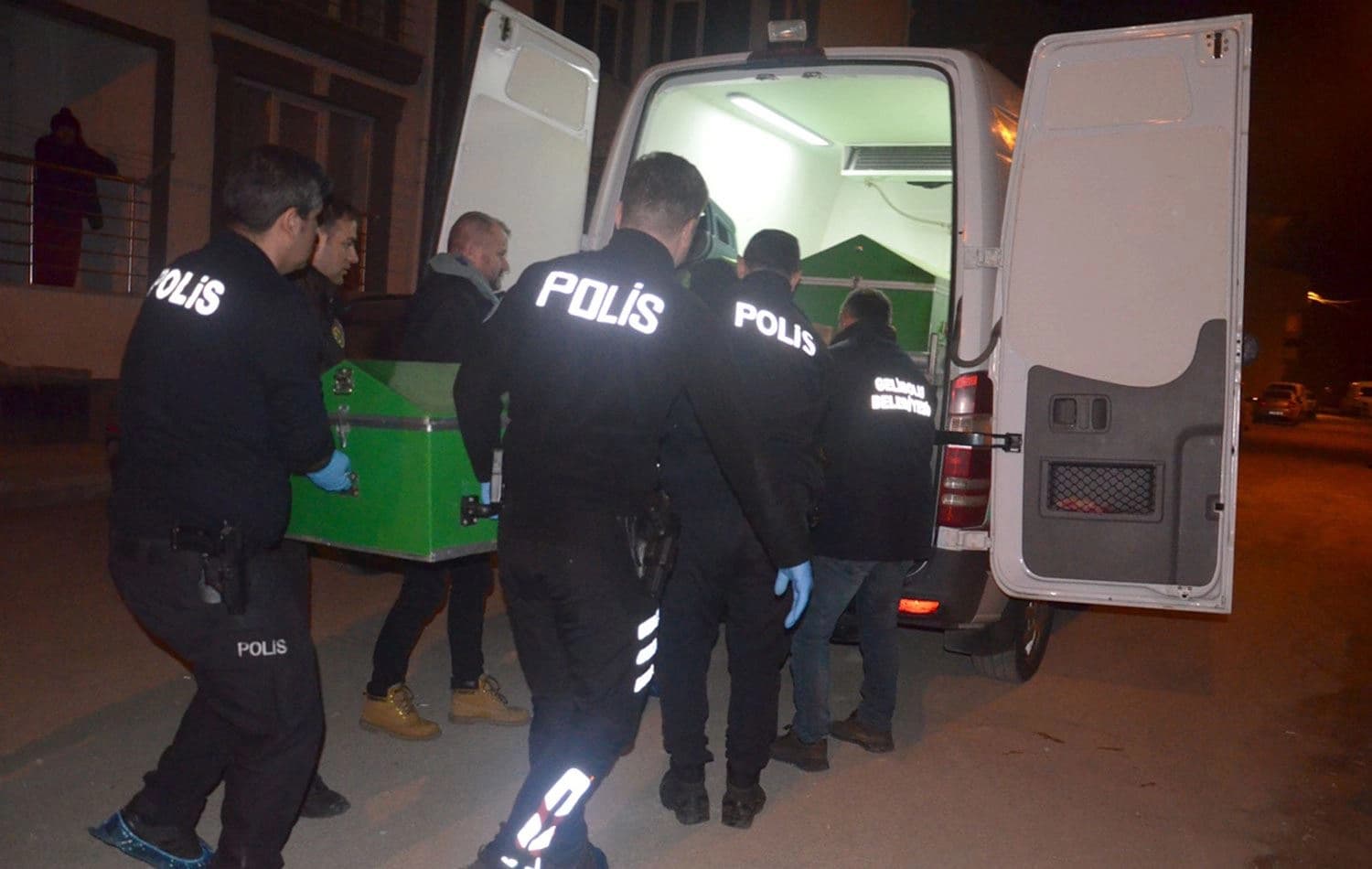 Kadının cenazesi morga kaldırıldı. / AA