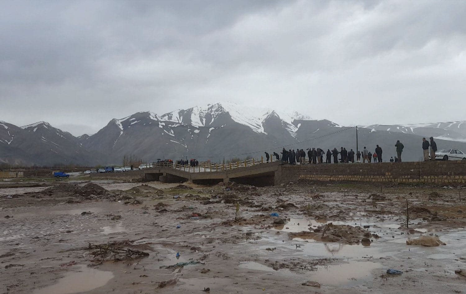 بەهۆی لافاوەوە پردێک خەریکە دەڕووخێت. وێنە: میدیاکانی ئێران