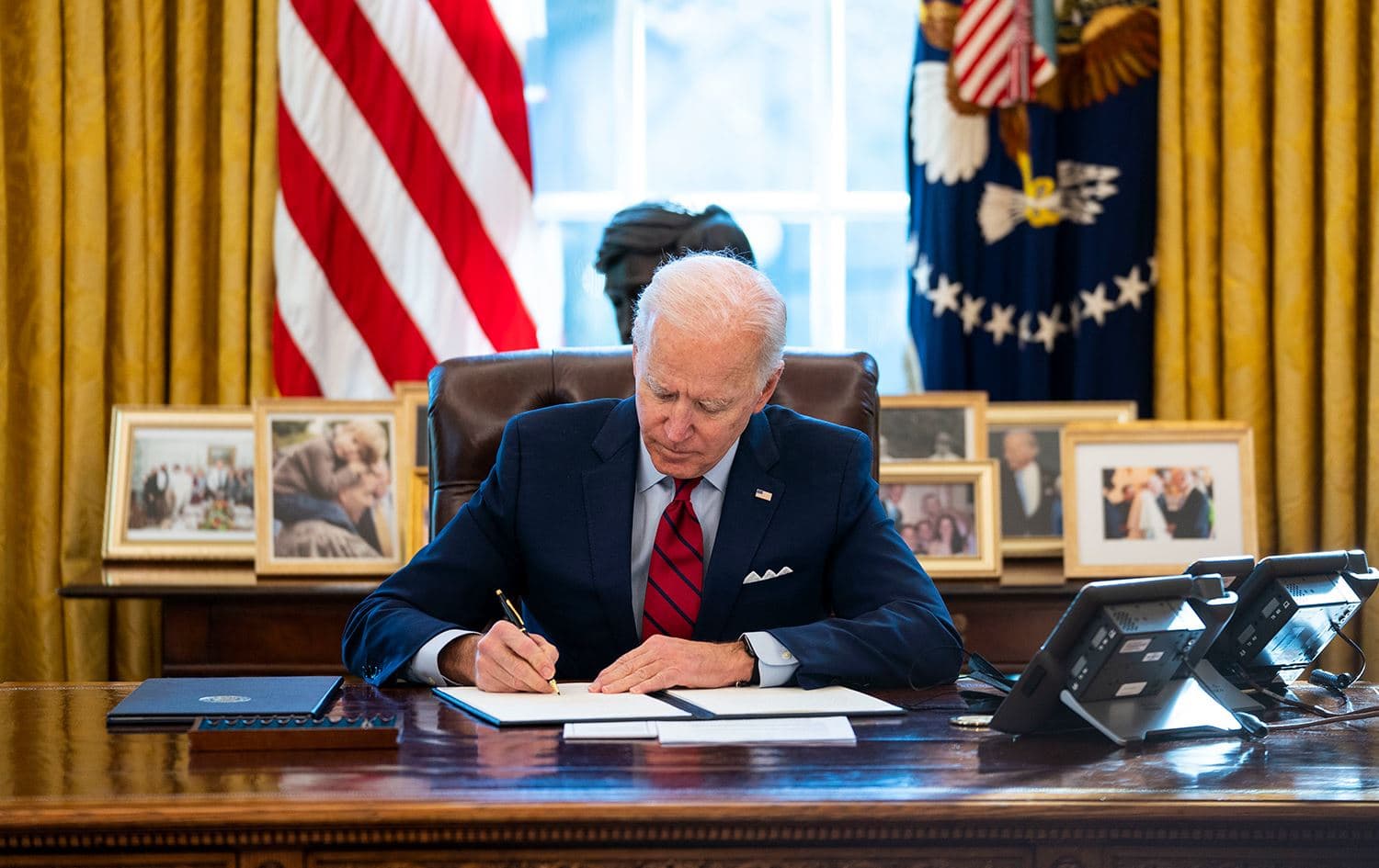 Foto: ABD Başkanı Joe Biden Beyaz Saray'ın Oval Ofisinde bir karar imzalarken