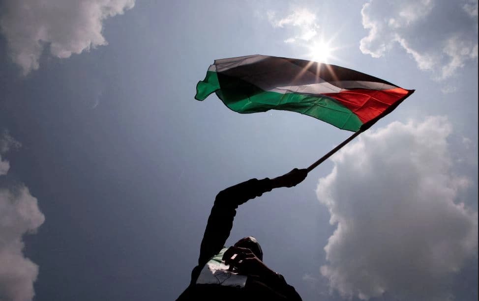 کەسێک ئاڵای فەلەستینی بەدەستەوە گرتووە. وێنە: Reuters