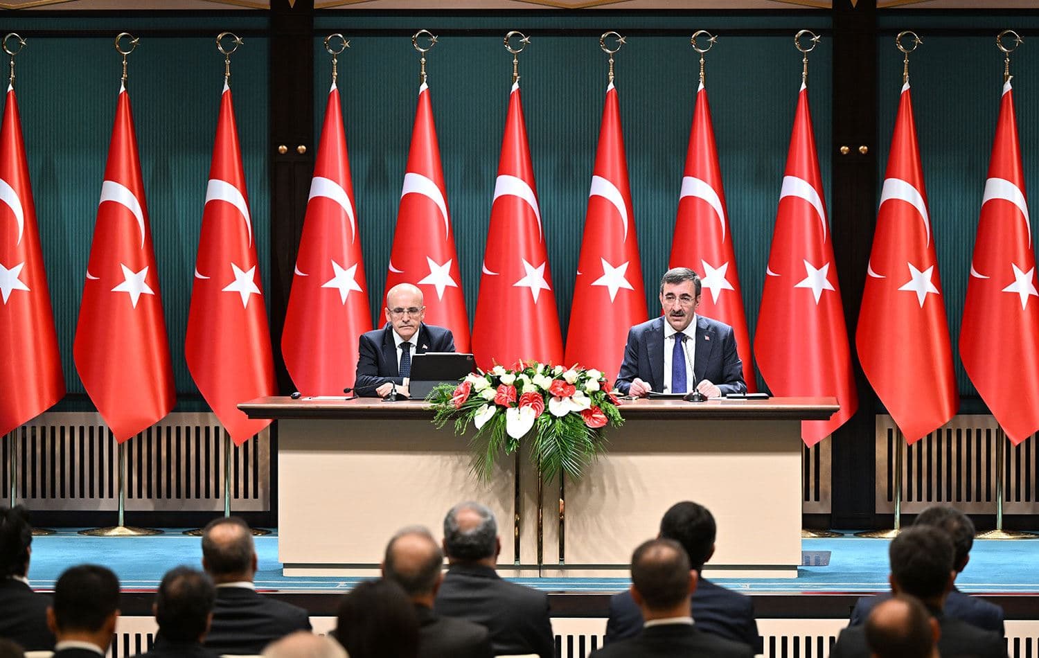 Türkiye Cumhurbaşkanı Yardımcısı Cevdet Yılmaz (sağda) ile Hazine ve Maliye Bakanı Mehmet Şimşek (solda) Kamuda Tasarruf ve Verimlilik Paketi'ni kamuoyuyla paylaştı. / AA
