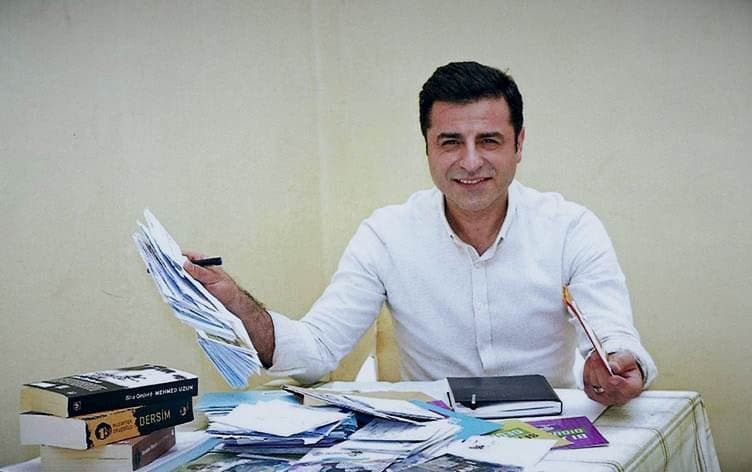 وێنەیەکی ئەرشیڤیی سەڵاحەدین دەمیرتاش، هاوسەرۆکی پێشووتری هەدەە لە زیندانەوە