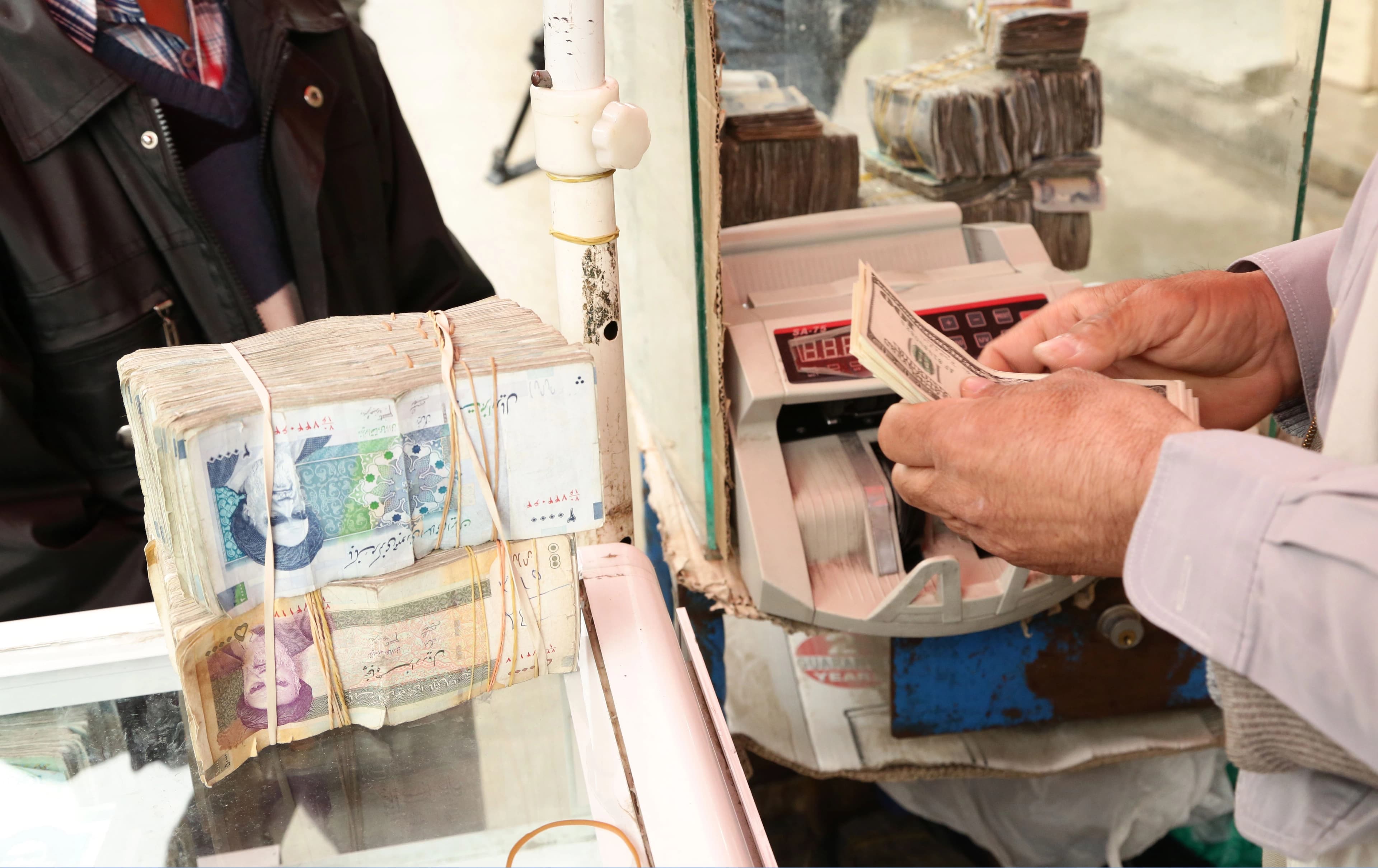 دۆلاری ئەمریکی و تمەنی ئێرانی. وێنە: رووداو