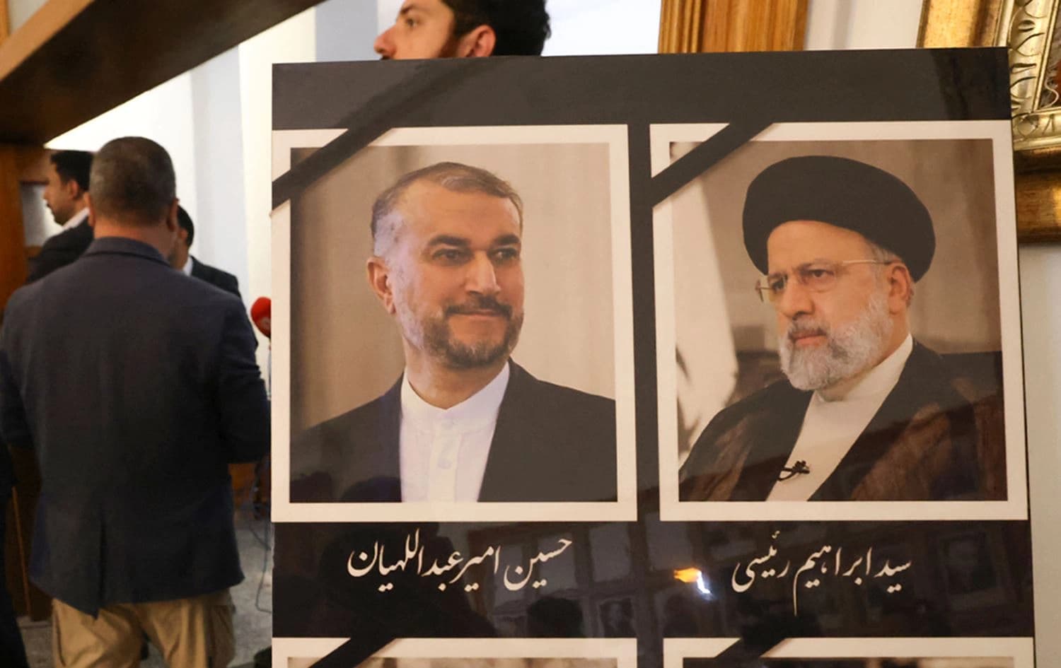 وێنەی ئیبراهیم رەئیسی و ئەمیر عەبدوڵڵاهیان لە پرسەکەیان دانراوە. وێنە: AFP