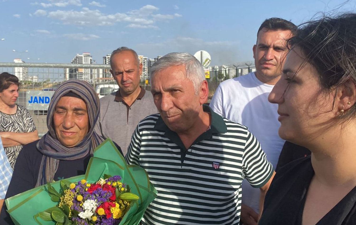 Fahrettin Özhan cezaevi önünde karşılandı. / Foto: Sosyal medya