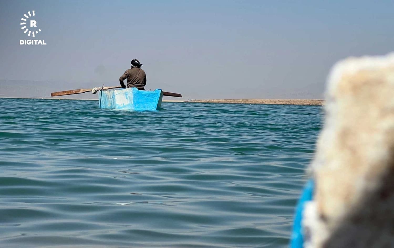 کەسێک لە بەنداوی دووکان راوی ماسی دەکات