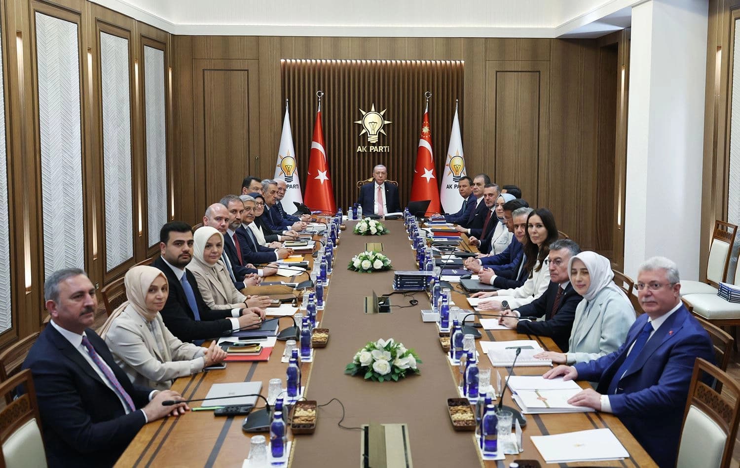 AK Parti Merkez Yürütme Kurulu dün, Türkiye Cumhurbaşkanı ve AK Parti Genel Başkanı Recep Tayyip Erdoğan başkanlığında toplandı. / AA