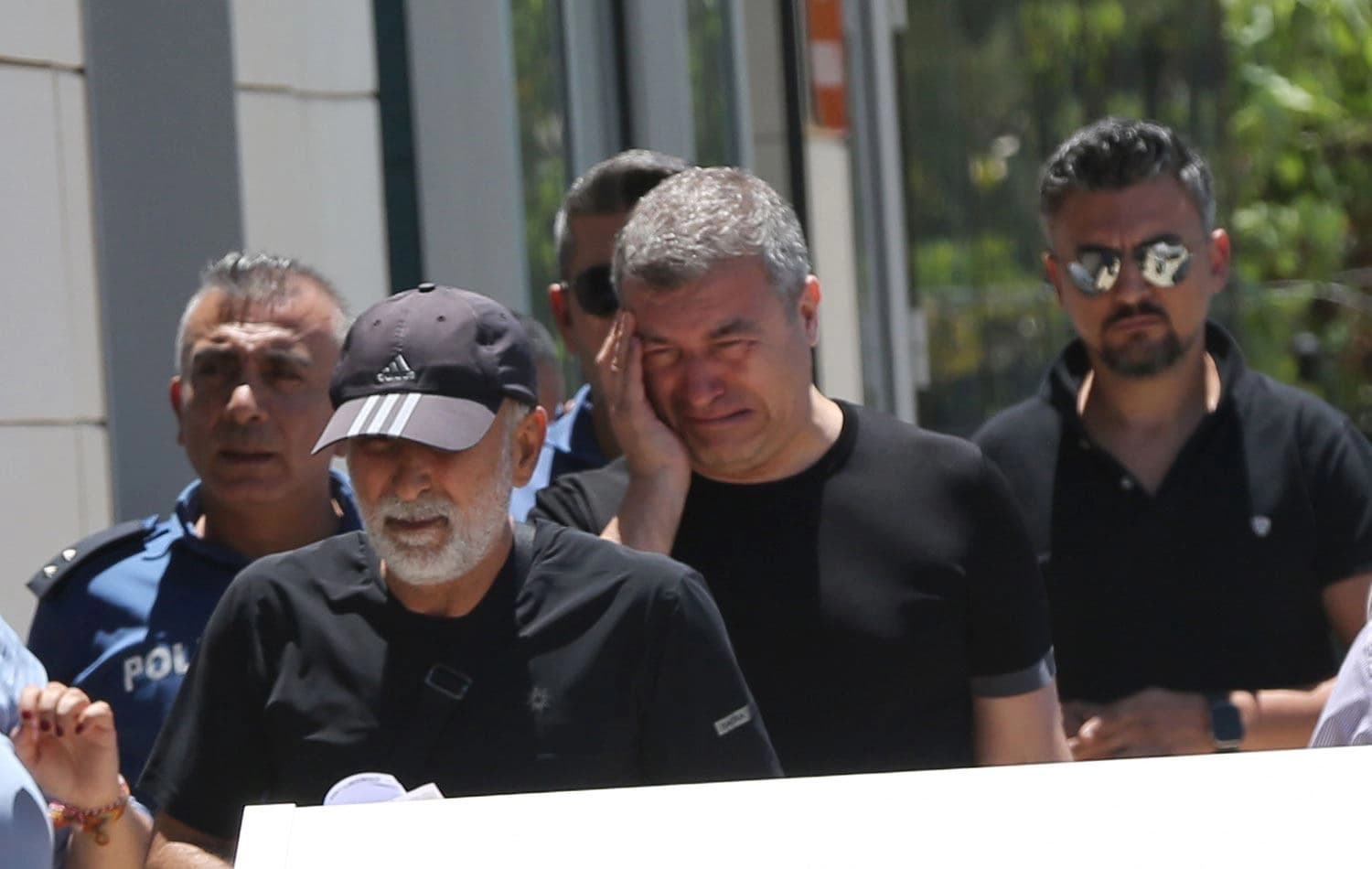 Adli tıbba gelen İsmail Küçükkaya'nın oldukça üzgün olduğu ve gözyaşlarını tutamadığı görüldü. / AA