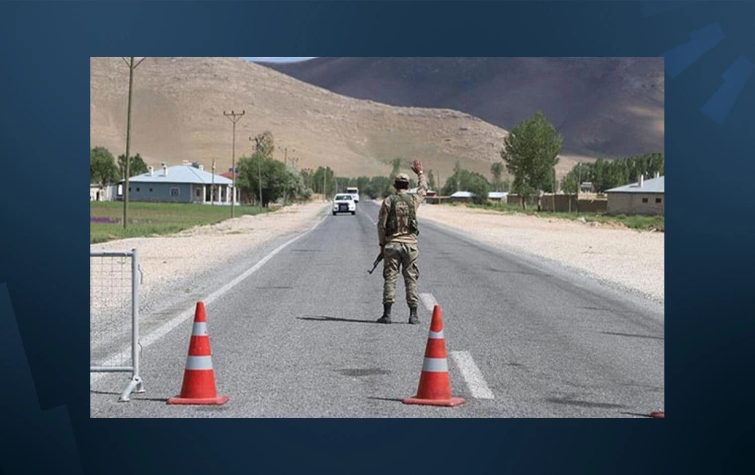 سەربازێک لە شرنەخ داوا لە شۆفێری ئۆتۆمبێلێک دەکات بوەستێت، ئەوەش وەکو ئاماژەیەک بۆ بوونی قەدەخەی هاتووچۆ. وێنە: ئەرشیڤ