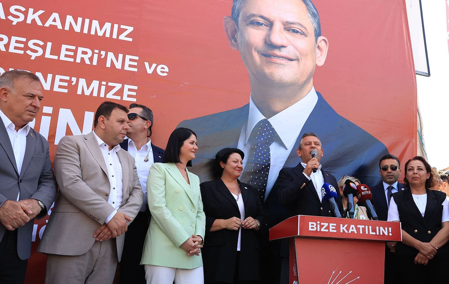 CHP Genel Başkanı Özgür Özel, Edirne'de çeşitli ziyaretler gerçekleştirdi. Özel, partisinin il başkanlığı önünde partililere hitap etti. / AA