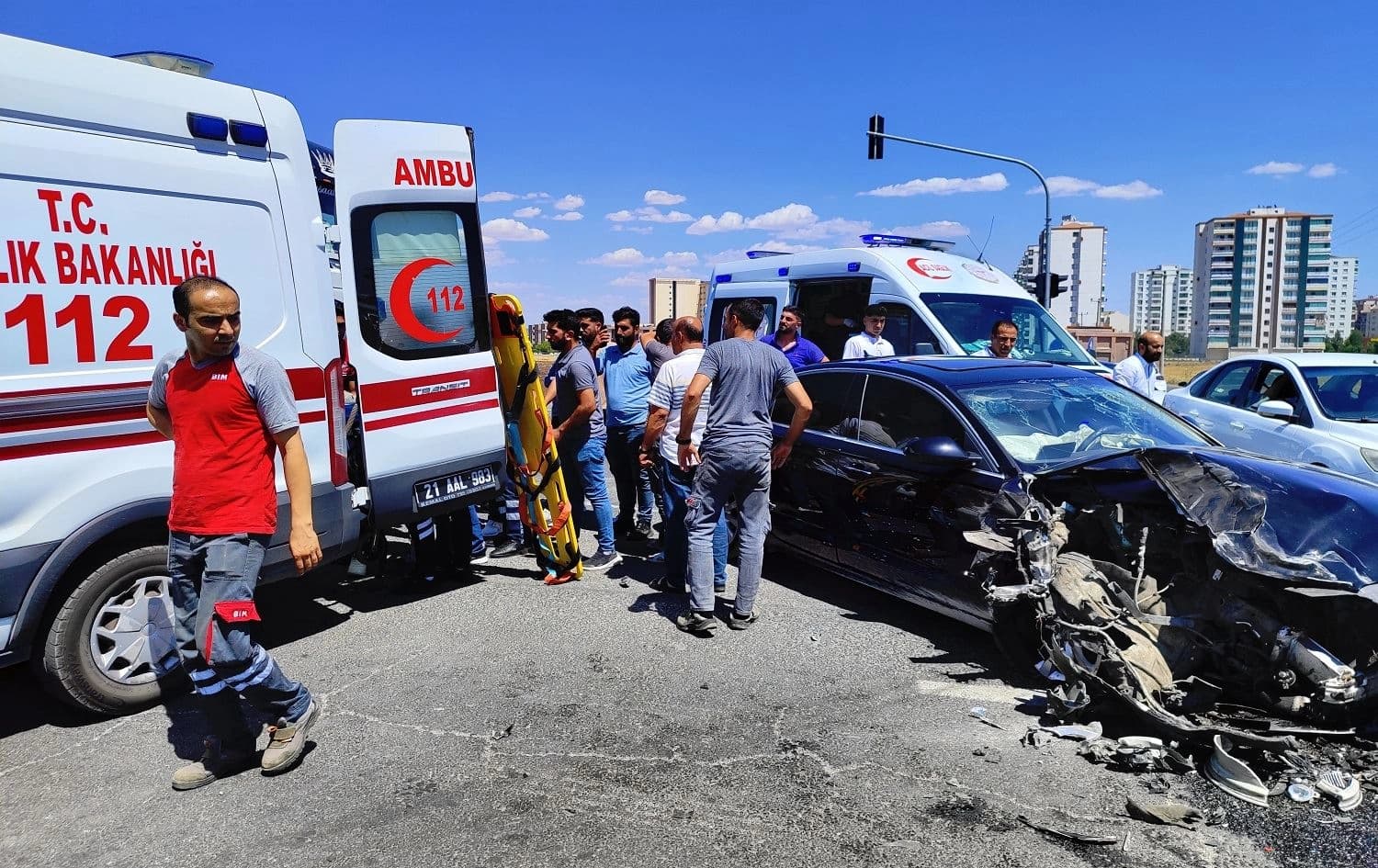 Li Amedê barhilgir û otomobîl li hev qelibîn / Wêne: AA