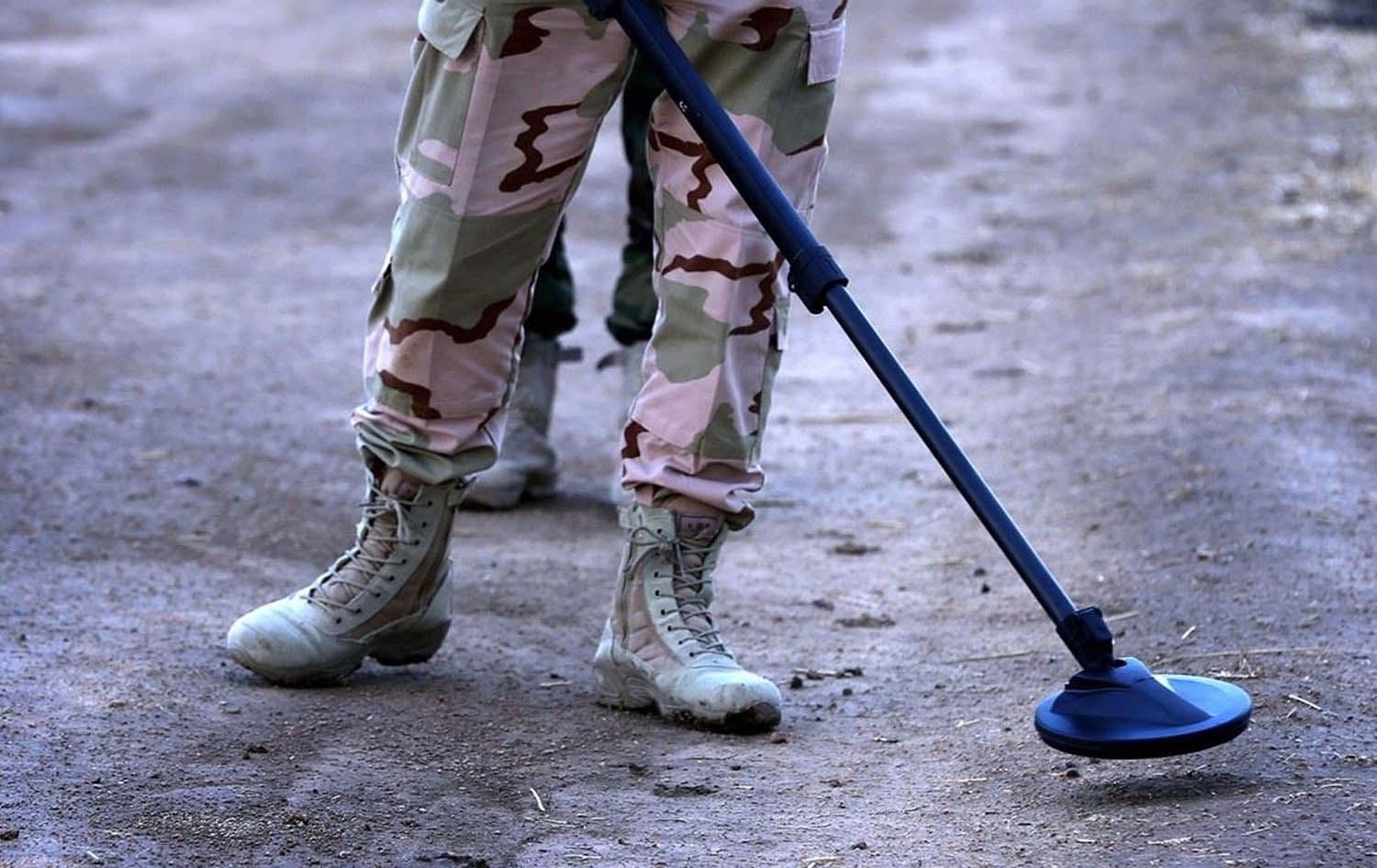 پشکنین و گەڕان بۆ مین. وێنە: Safeen Hamed/AFP - ئەرشیڤ