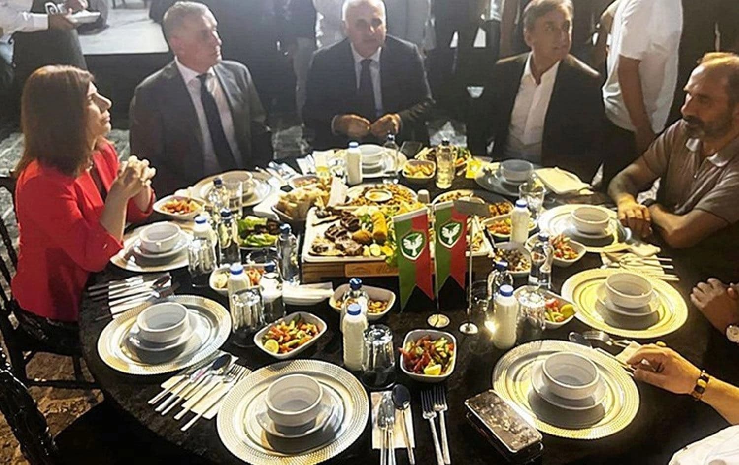 Amedsporê Hacîosmanoglu ew vexwend şîvê / Wêne: Ajans